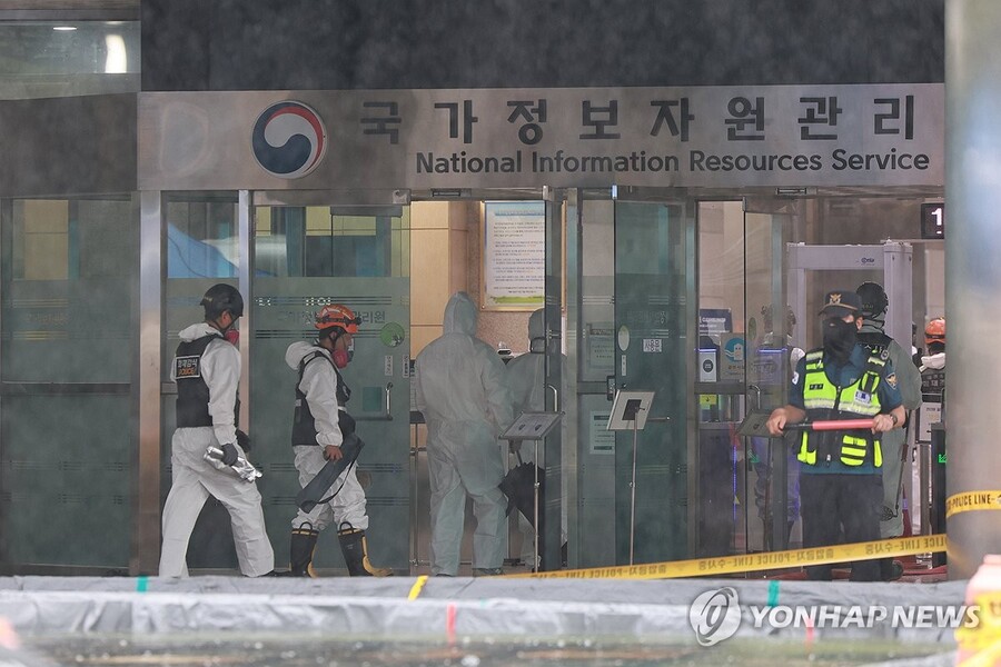 ▲ 28일 대전 유성구 국가정보자원관리원 화재 현장에서 합동감식을 위해 소방, 경찰, 국립과학수사연구원 관계자들이 이동하고 있다. ⓒ연합뉴스