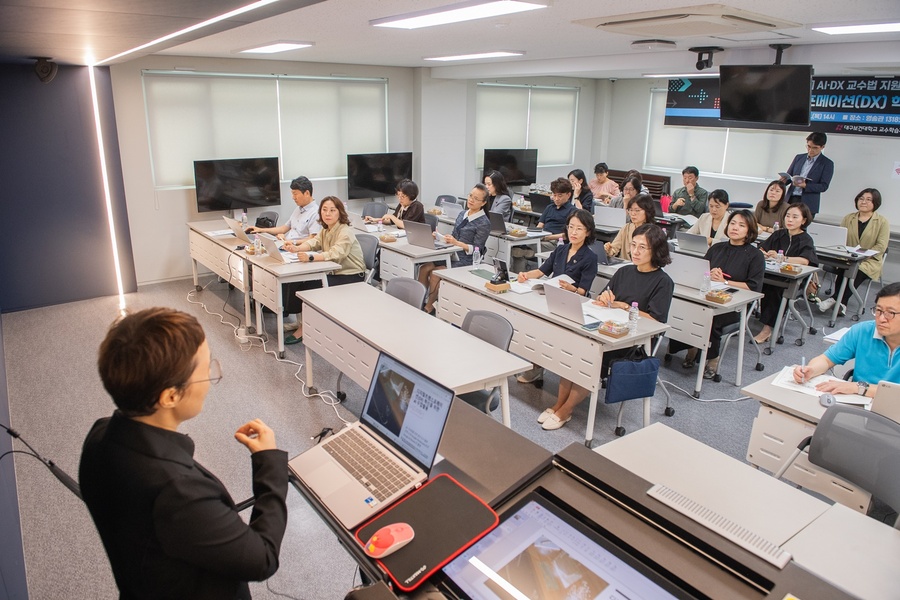 ▲ 25일 대구보건대학교 영송관 1318호에서 열린 ‘AI·DX 교수법 특강’에서 프로브미디어 김은옥 대표가 교직원들을 대상으로 강연하고 있다.ⓒ대구보건대
