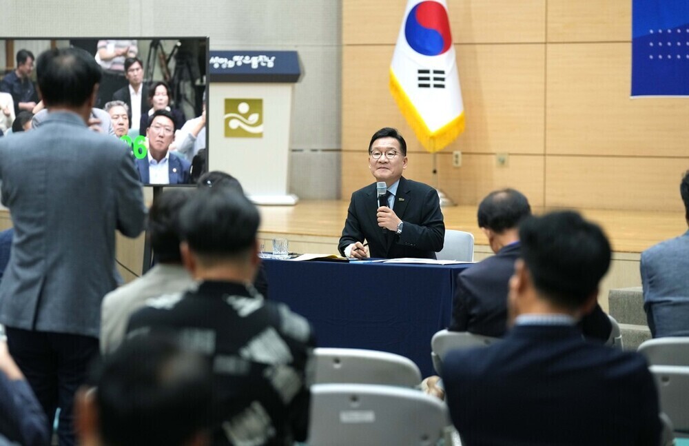 ▲ 강위원 전라남도 경제부지사가 27일 도청 왕인실에서 전남 경제 타운홀 미팅 '바란'을 주재하며, 전남 미래에 대한 제안을 청취하고 있다.ⓒ전라남도 제공