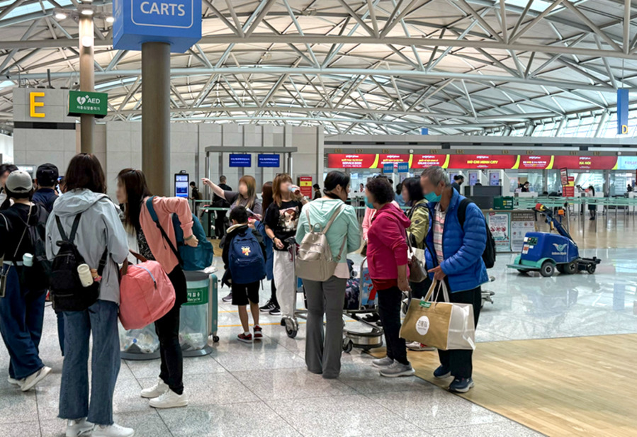 ▲ 중국 단체관광객 무비자 입국 제도 시행을 앞둔 26일 인천국제공항 출국장에서 중국 관광객들이 탑승 수속을 기다리고 있다. ⓒ인천공항공사 제공
