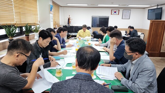 ▲ 인천 서구가 김상섭(가운데) 부구청장 주제로 국가정보자원관리원 화재 관련 주민불편 최소화를 위한 대응체계 가동을 위해 긴급 대책회의를 진행하고 있다.ⓒ인천 서구 제공