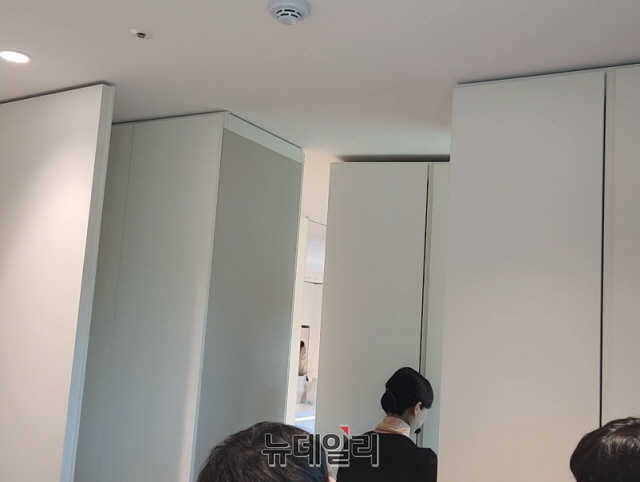 ▲ 벽체와 옷장을 밀어서 공간을 재구성하는 모습. 사진=박정환 기자