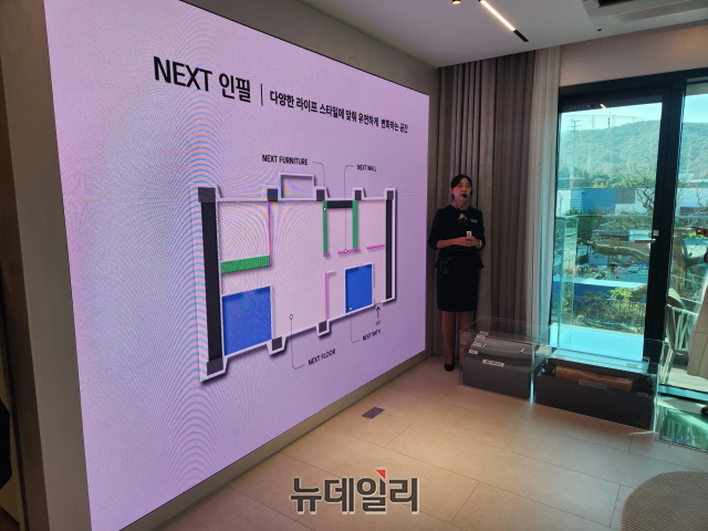 ▲ 삼성물산 관계자가 넥스트 인필에 대해 설명하고 있다. 사진=박정환 기자