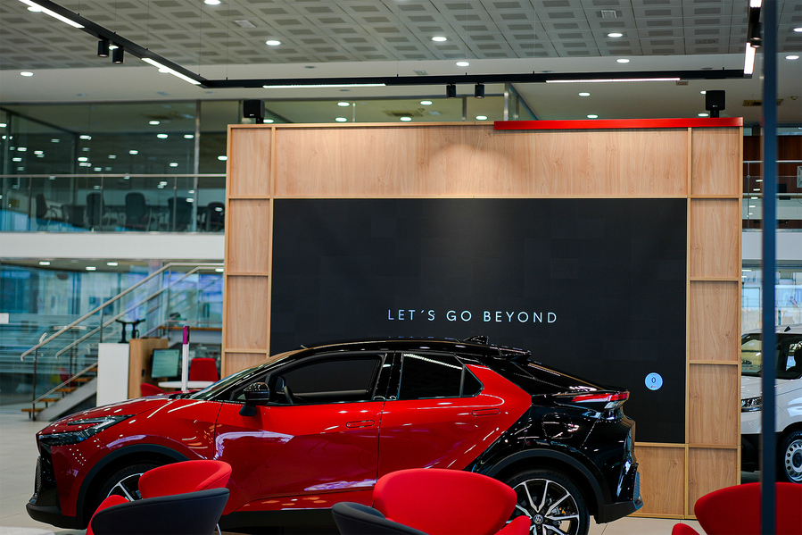 ▲ 삼성전자가 스페인 산티아고 데 콤포스텔라에 위치한 '토요타(TOYOTA)' 매장에 스마트 사이니지를 공급했다. ⓒ삼성전자