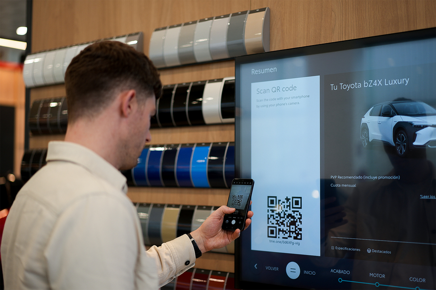 ▲ 삼성전자가 스페인 산티아고 데 콤포스텔라에 위치한 '토요타(TOYOTA)' 매장에 스마트 사이니지를 공급했다. ⓒ삼성전자