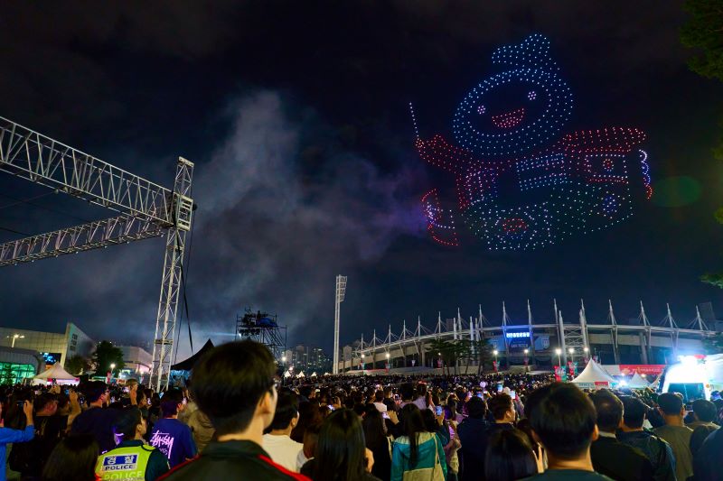 ▲ 28일 천안종합운동장 상공에서 ‘천안흥타령춤축제 2025’ 폐막식을 기념해 드론 1000여 대의 드론 라이트쇼가 펼쳐지고 있다.ⓒ천안시