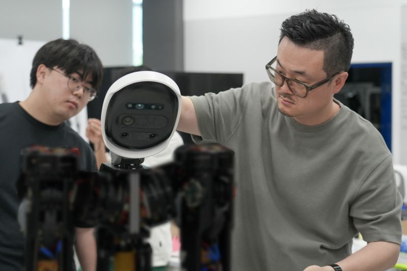 ▲ 한국기술교육대 김강두 디자인공학 전공교수가 학생들과 함께 로봇 디자인 작업을 하고 있다.ⓒ한기대