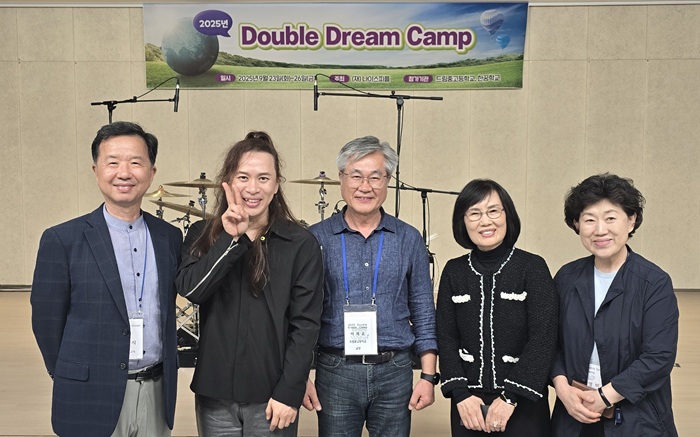 ▲ 재단법인 나이스피플이 최근 북한배경·탈북 청소년의 신앙 성장과 통일 비전 함양을 위한 '더블 드림 캠프' 후원 행사에 앞서 기념촬영을 하고 있다.우측부터 김영미 교장(한꿈학교), 도경희 이사장(나이스피플, 애터미 부회장), 이재윤 교장(드림학교), 리노 박(드러머), 윤광식 교목(한꿈학교).ⓒ애터미