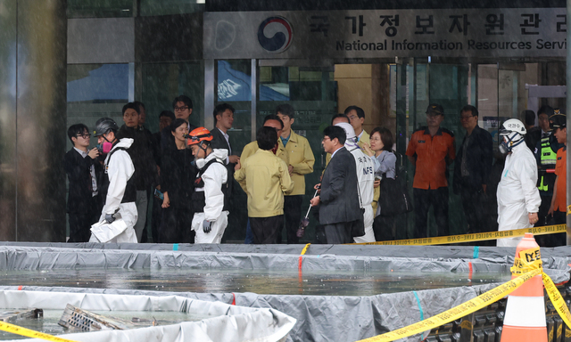 ▲ 28일 국과수 요원들이 화재가 완진된 대전 유성구 국가정보자원관리원 화재현장으로 향하고 있다. 2025.09.28. ⓒ뉴시스