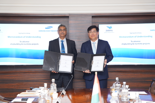 ▲ 남궁금성 삼성중공업 생산지원본부장(오른쪽)과 비핀 쿠마 삭세나(Vipin Kumar Saxena) 인도 스완 조선소 CEO가 MOU 기념 사진을 촬영하고 있다. ⓒ삼성중공업
