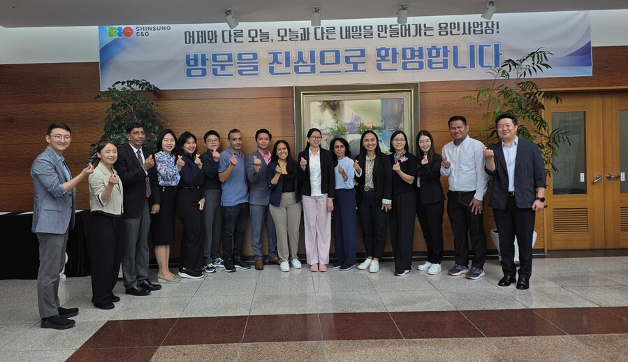 ▲ 신성이엔지 용인사업장을 방문한 KOICA 글로벌 연수생들이 견학을 마치고 기념촬영을 하고 있다.ⓒ신성이엔지