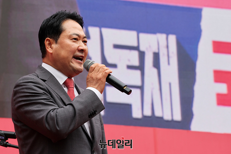 ▲ 장동혁 국민의힘 대표가 28일 오후 서울 시청역에서 열린 사법파괴 입법독재 국민 규탄대회에서 대국민 연설을 하고 있다. ⓒ이종현 기자