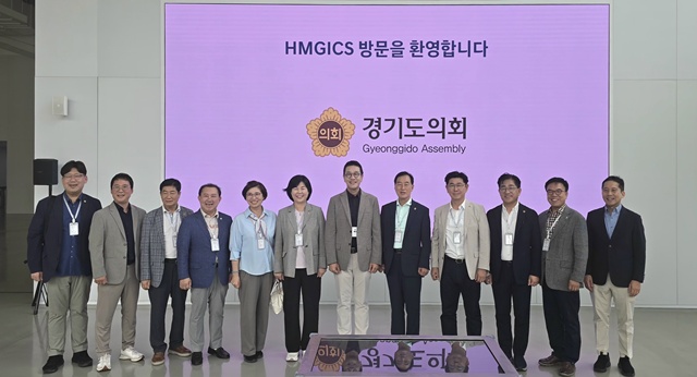 ▲ 경기도의회 미래과학협력위원회 소속 위원들이 현대자동차그룹 싱가포르 글로벌 혁신센터(HMGICS)를 방문해 기념촬영을 하고 있다. ⓒ경기도의회 제공