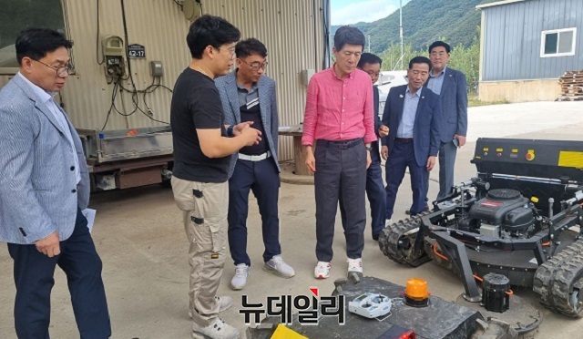 ▲ 이강덕 포항시장이 지난 26일  과수 노지 스마트팜 준공식에서 일광농원이 개발 운용하고 있는 자율주행 로봇 등을 살펴보고 있다.ⓒ뉴데일리
