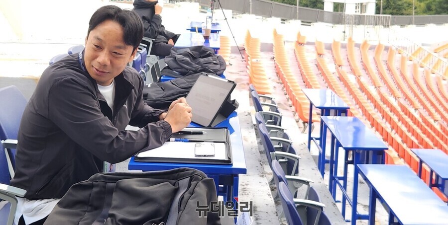 ▲ 한국 U-23 대표팀 염기훈 코치가 28일 안양과 광주의 K리그1 31라운드 현장에 방문해 선수들을 파악하고 있다.ⓒ뉴데일리