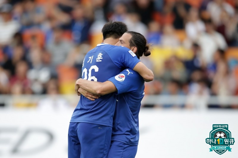 ▲ 염기훈과 데얀은 수원에서 한솥밥을 먹으며 우정을 키웠다.ⓒ한국프로축구연맹 제공