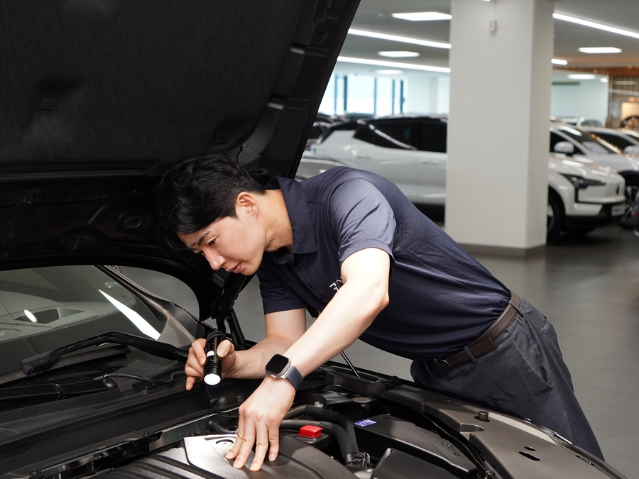 ▲ 차량 검수 중인 702 코오롱 인증중고차 사업부 직원 ⓒ코오롱모빌리티