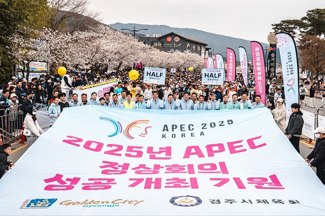 ▲ 2025 APEC 정상회의 성공 개최를 기원하며 열린 경주 벚꽃마라톤대회 현장 모습.ⓒ경주시