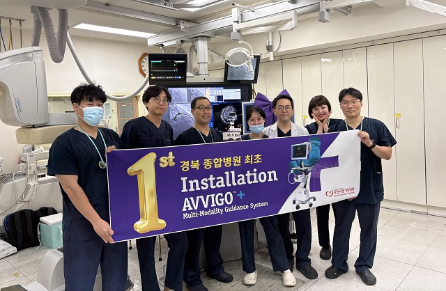 ▲ 세명기독병원 심장센터 김유민 센터장(가운데에서 두 번째)과 혈관조영실 직원들이 ‘아비고 플러스’ 도입 기념촬영을 하고 있다.ⓒ세명기독병원