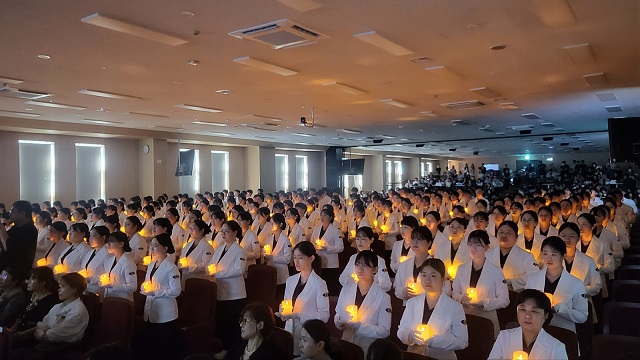 ▲ 선린대학교 간호학부는 지난 26일 오전 11시 인산관 5층 채플실에서 제56회 나이팅게일 선서식을 개최했다.ⓒ선린대