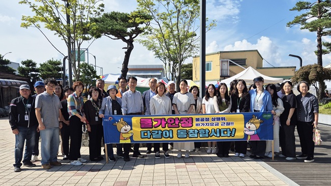 ▲ 양양군이 29일 양양 전통시장 일원에서 추석 명절을 맞아 '물가안정 및 전통시장 이용 캠페인'과 '안전 점검의 날 캠페인'을 동시에 펼쳤다. ⓒ양양군