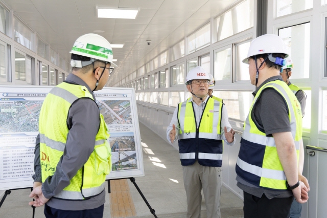 ▲ 지난 26일 경상북도 영주시 도담–영천 복선전철 4공구 현장에서 정경구 대표이사(왼쪽 두 번째) 주재로 현장 안전보건 점검을 진행하고 있다.ⓒHDC현산