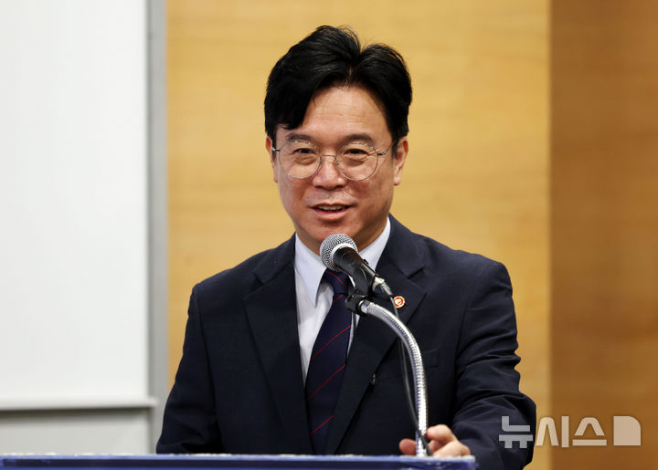 ▲ 김영훈 고용노동부 장관이 24일 오전 서울 중구 대한상공회의소에서 열린 대한상공회의소 고용노동위원회·경영협의회에서 인사말을 하고 있다.  ⓒ뉴시스