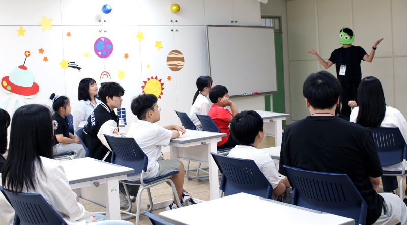 ▲ 재학생들과 참여학생들이 함께 무지개마을 체험을 진행하고 있다.ⓒ백석대