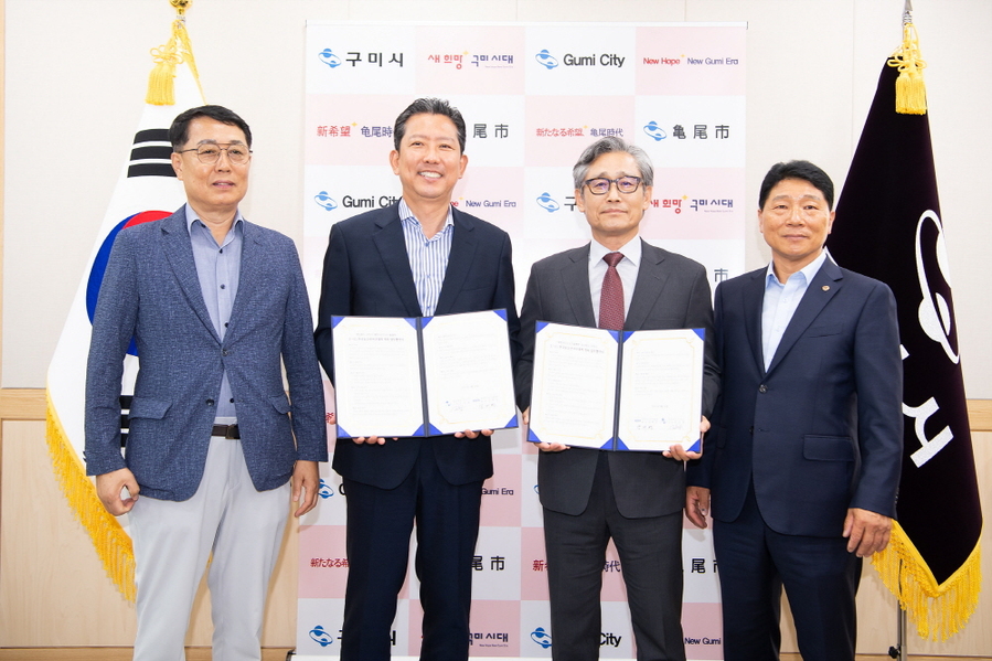 ▲ 윤상훈 구미시체육회장과 김장호 시장, 양해영 협회장(왼쪽부터)이 협약체렬후 기념촬영을 하고있다ⓒ구미시 제공