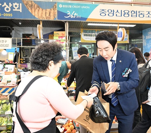 ▲ 임채성 세종시의회 의장이 29일 세종전통시장에서 의원과 의회사무처 직원 40여명과 함께 추석맞이 전통시장 장보기 행사에 동참하고 있다.ⓒ세종시의회