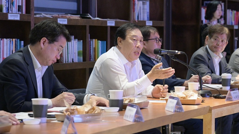 ▲ 최민호 세종시장이 29일 조치원 1927아트센터에서 소상공인
지원대책 현장간담회에서 인사말을 하고 있다.ⓒ세종시