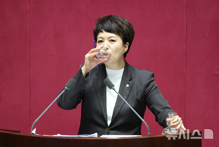 ▲ 김은혜 국민의힘 의원이 28일 오후 서울 여의도 국회 본회의에서 '국회에서의 증언·감정 등에 관한 법률 일부개정법률안(대안)에 대한 반대 무제한 토론(필리버스터)을 하던 중 물을 마시고 있다. ⓒ뉴시스