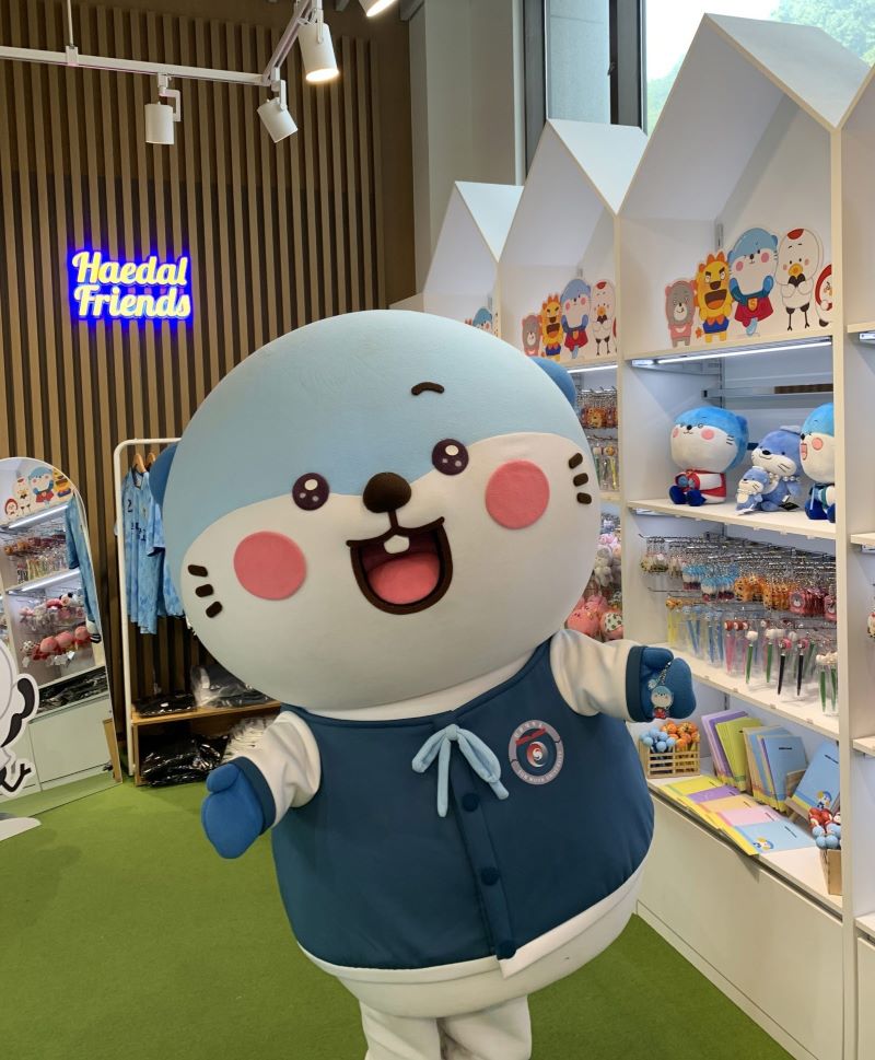 ▲ 29일 문을 연 선문대 공식 마스코트 ‘해달이 프렌즈’ 굿즈샵.ⓒ선문대