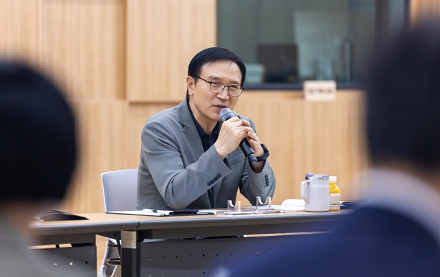 ▲ 임태희 경기도교육감이 29일 남부청사에서 열린 '2025년 직속기관장 협의회'에 참석해 인사말을 하고 있다. ⓒ경기도교육청 제공