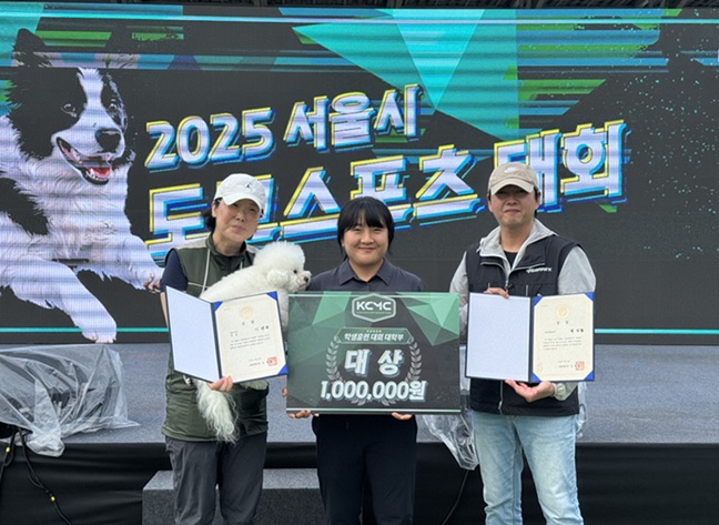 ▲ 대상을 받은 이영희 학생(왼쪽)과 최우수 지도교수상을 받은 박성철 학과장(오른쪽)이 기념사진을 촬영하고 있다.ⓒ서울문화예술대