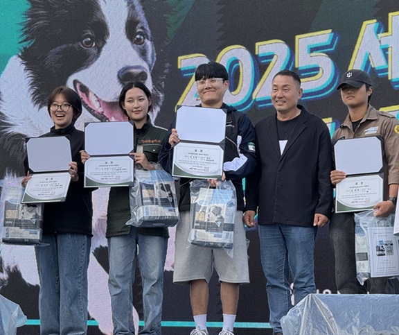 ▲ 특별상을 받은 서주영 학생(왼쪽에서 두 번째)이 다른 수상자들과 기념사진을 찍고 있다.ⓒ서울문화예술대