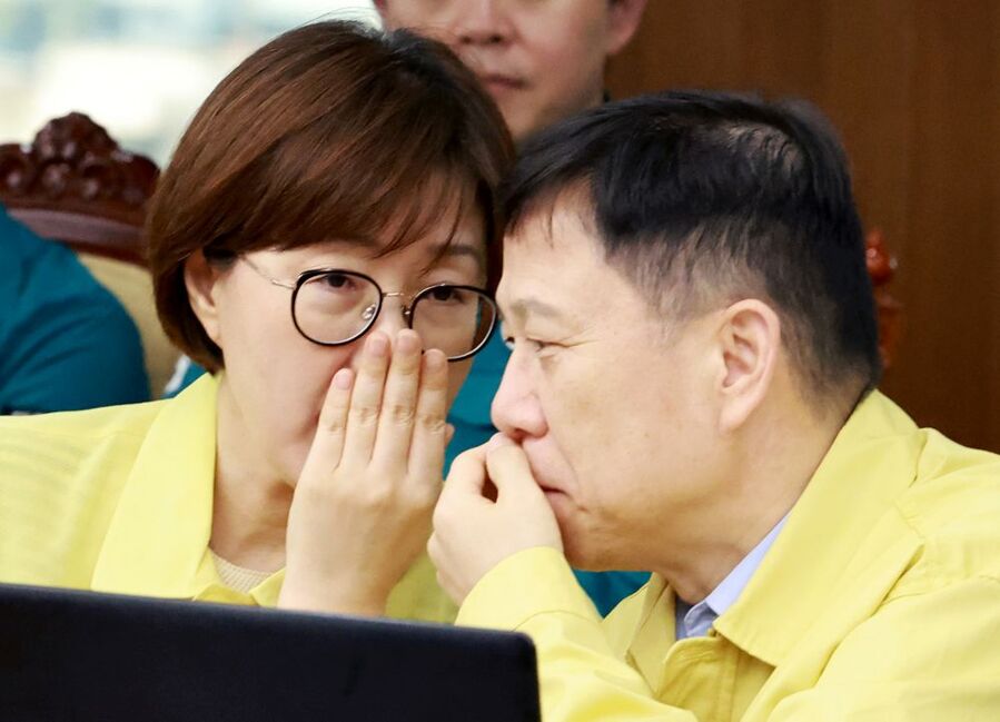 ▲ 김현지 총무비서관과 임웅순 국가안보실 제2차장이 21일 서울 용산 대통령실 청사에서 열린 제8차 수석·보좌관 회의에서 대화하고 있다. ⓒ뉴시스