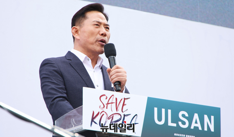 ▲ 헌법재판소의 윤석열 대통령에 대한 탄핵 심판을 앞둔 지난 3월 29일 오후 울산 극동방송 사거리에서 열린 윤 대통령 탄핵 반대 집회인 세이브코리아 국가비상기도회에서 손현보 목사가 발언하고 있다. (울산=서성진 기자)