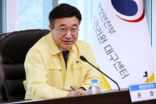 ▲ 윤호중 행정안전부 장관이 29일 오후 대구 동구 국가정보자원관리원 대구센터를 방문해 국가 전산망 운영체계 및 안전 관리시설 업무 현황 등을 보고 받고 있다. (사진=행정안전부 제공) 2025.09.29. ⓒ뉴시스