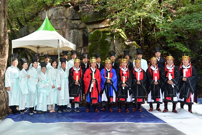 ▲ 화천군민 화합 한마당 축제인 제41회 용화축전 시작을 알리는 '용화산신제'가 29일 용화산에서 최문순 군수, 정종성 군문화원장, 오영교 화천향교 전교, 박대현 도의원, 류희상 군의장, 조웅희 부의장과 군의원 등이 참석한 가운데 열렸다. ⓒ화천군