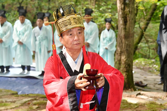 ▲ 화천군민 화합 한마당 축제인 제41회 용화축전 시작을 알리는 '용화산신제'가 29일 용화산에서 최문순 군수, 정종성 군문화원장, 오영교 화천향교 전교, 박대현 도의원, 류희상 군의장, 조웅희 부의장과 군의원 등이 참석한 가운데 열렸다. ⓒ화천군
