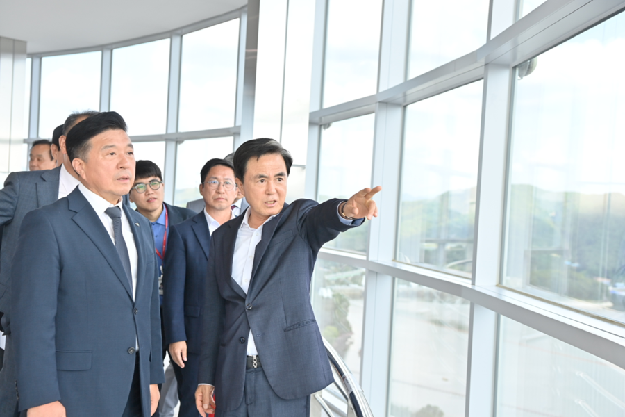 ▲ 김태흠 지사는 29일 민선 8기 4년 차 시군 방문에서 예산군민 500여 명과 직접 만나 지역 현안을 청취했다. 김 지사가 최재구 예산군수의 안내로 예당호를 찾은 뒤 관광 활성화 방안 등을 협의했다.ⓒ충남도