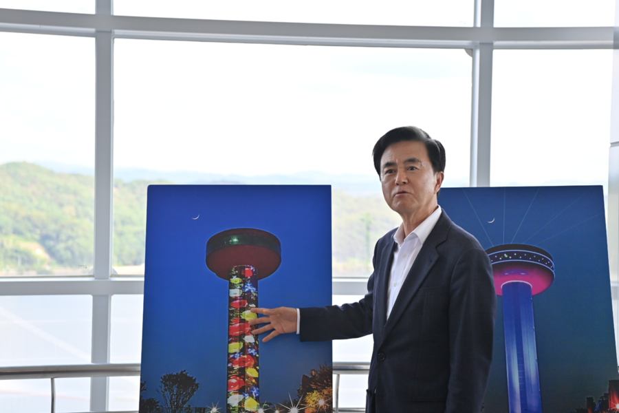 ▲ 김태흠 지사는 29일 예당호에서 최재구 군수로부터 현안문제를 보고 받은 뒤 예당호 관광 활성화 등에 관해 이야기 하고 있다.ⓒ충남도