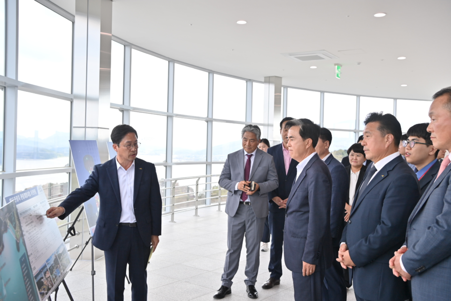 ▲ 김태흠 지사는 29일 민선 8기 4년 차 시군 방문에서 예산군민 500여 명과 만나 뒤 예당호에서 예산군 관계자로부터 보고를 받고 있다.ⓒ충남도