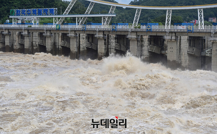 ▲ 2022년 8월, 수도권 집중호우에 팔당댐이 수문을 열고 물을 내보내고 있다. ⓒ정상윤 기자