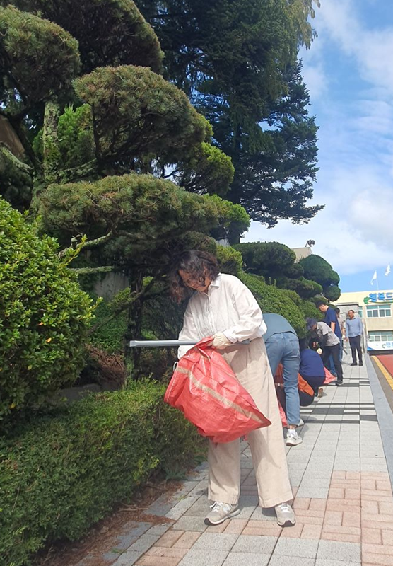 ▲ 옥천군 직원들이 29일 추석을 앞두고 대한민국 새단장 국토대청결활동을 했다.ⓒ옥천군