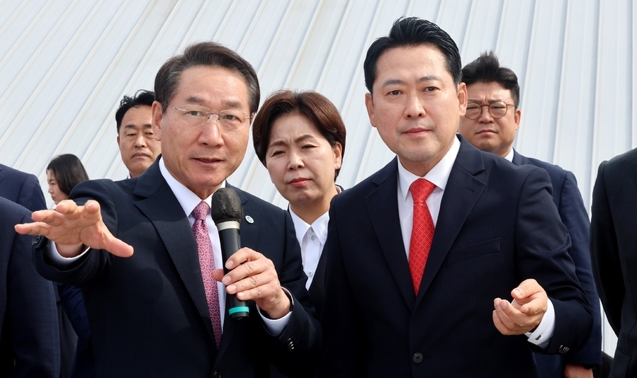 ▲ 장동혁(오른쪽) 국민의힘 대표가 29일 인천 중구 상상플랫폼을 찾아 유정복 인천시장으로부터 인천내항 1·8부두 재개발 사업 등에 관한 브리핑을 받고 있다.
ⓒ인천일보 제공