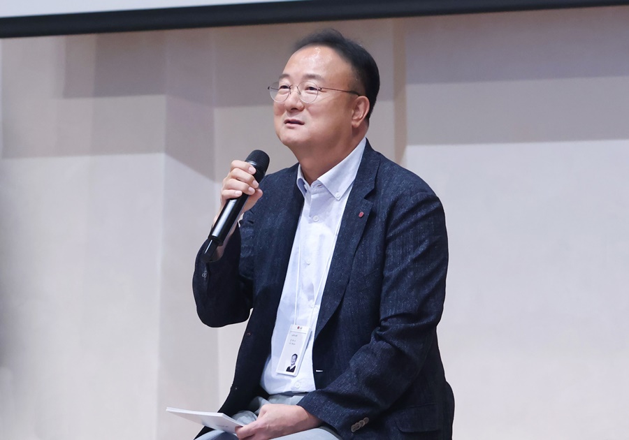 ▲ 문혁수 LG이노텍 대표가 최근 열린 사업장 현장경영에서 임직원들에게 미래 신사업 계획에 대해 설명하고 있다.ⓒLG이노텍
