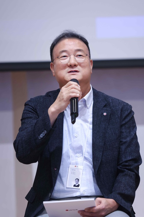 ▲ 문혁수 LG이노텍 대표가 최근 열린 사업장 현장경영에서 임직원들에게 미래 신사업 계획에 대해 설명하고 있다.ⓒLG이노텍