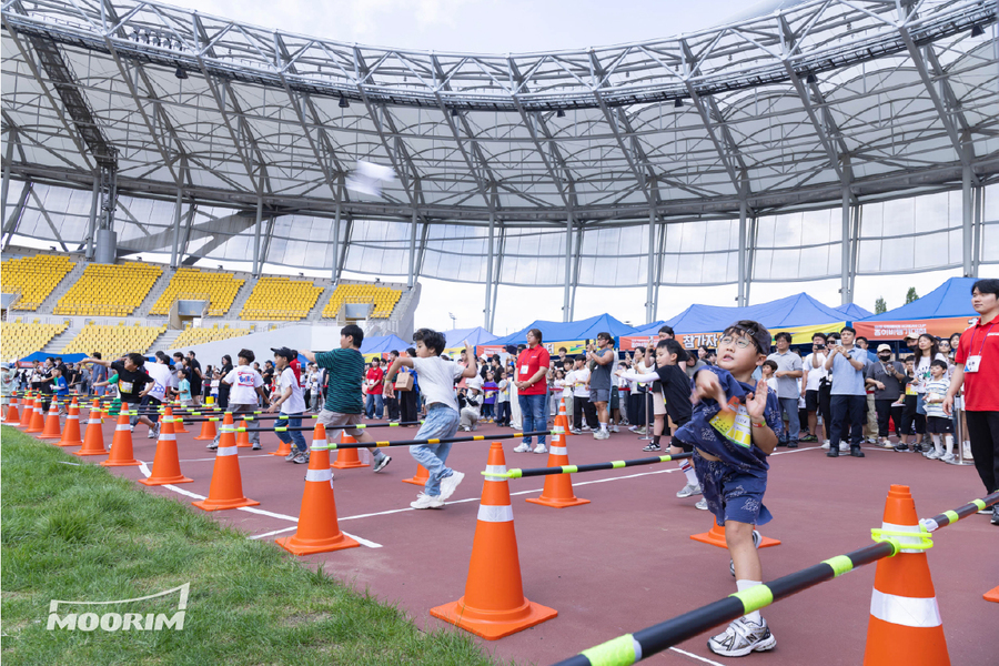 ▲ 제6회 무림페이퍼 KOREAN CUP 종이비행기대회에서 참가자들이 종이비행기를 날리고 있다. ⓒ무림페이퍼